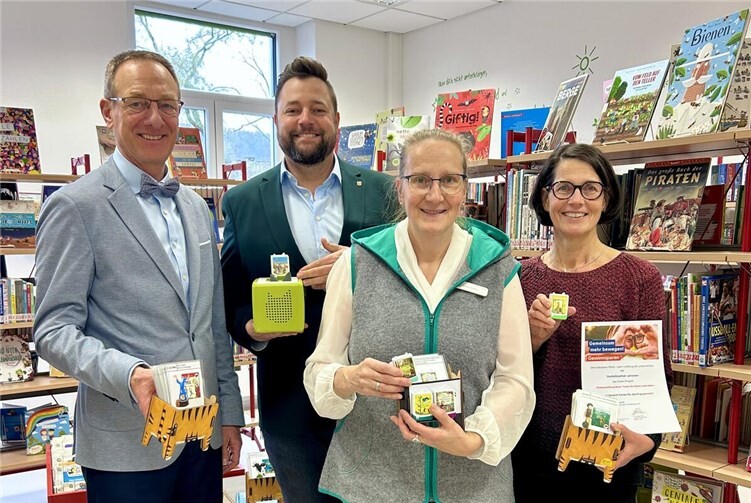 Günter Groß von der Volksbank Rhein Lahn Limburg, Oberbürgermeister Lennart Siefert mit dem mit dem Bücherei-Team Heike Handlos und Silvia Rüdell (r.) bei der Vorstellung der Book Tonies. Foto: Eva Dreiser / Stadtverwaltung Lahnstein