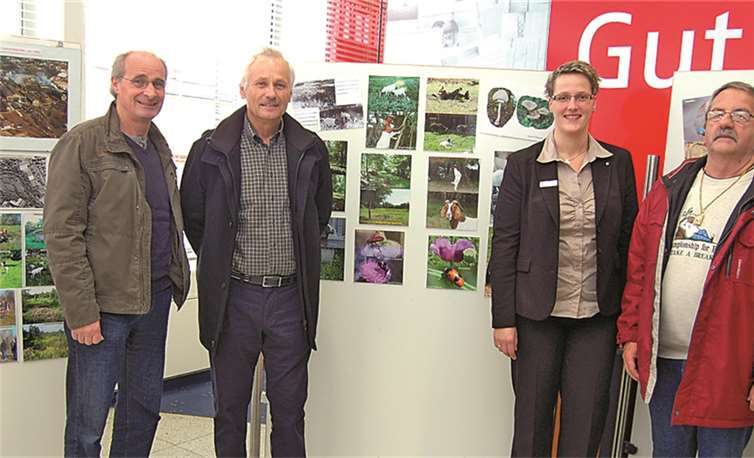 Günter Hahn, Detlef Wischnat (NABU), Melanie Brüschke, die Leiterin der Sparkasse Bendorf sowie Winfried Scholz (NABU) anlässlich der Vorstellung der Fotodokumentation.Privat
