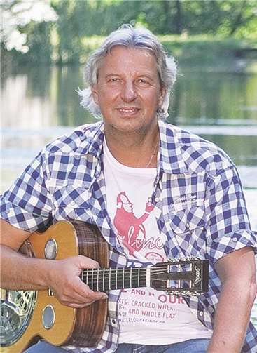 Günter Hochgürtel mit seiner Resonator-Gitarre.privat
