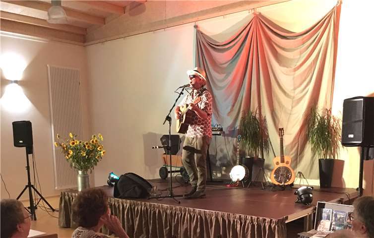 Günter Hochgürtel musizierte im neuen Gemeindehaus. privat