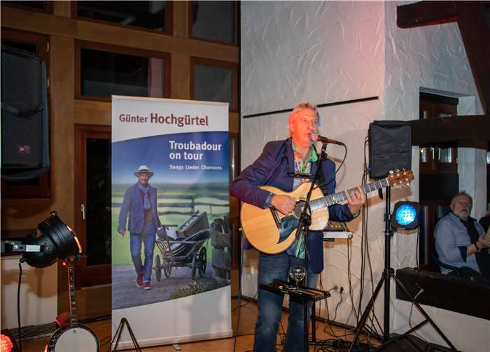 Günter Hochgürtel sang im Köllenhof.Foto: CEW