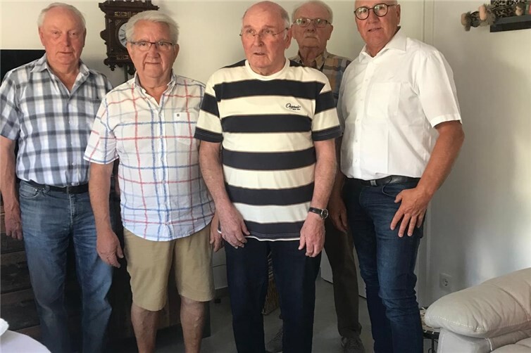 Günter Knieps(Mitte) im Kreise der Gratulanten
