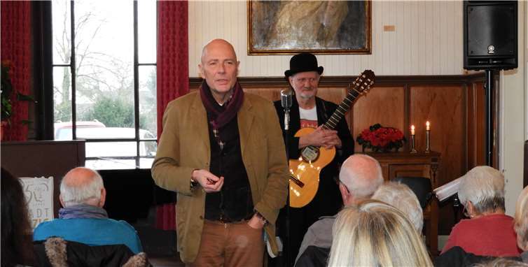 Günter Leitner (l.) und Thomas Cieslik begeisterten ihr Publikum mit Erklärungen, Erzählungen und Liedern zum Advent. Rü