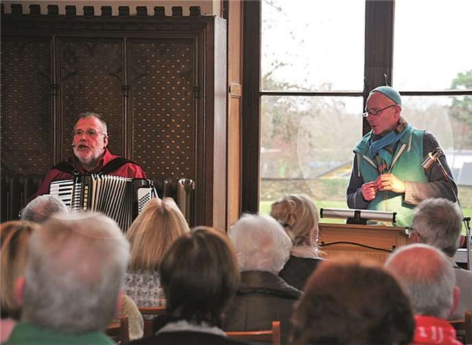 Günter Leitner und Manni Brandt mit ihren Text- und Musikbeiträgen brachten die „Kölsche Weihnacht“ ins Sinziger Schloss. RÜ