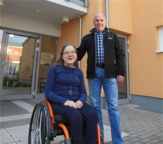 Günter Lenz nimmt sich Zeit für die Menschen des Rheindörfer Platzes.