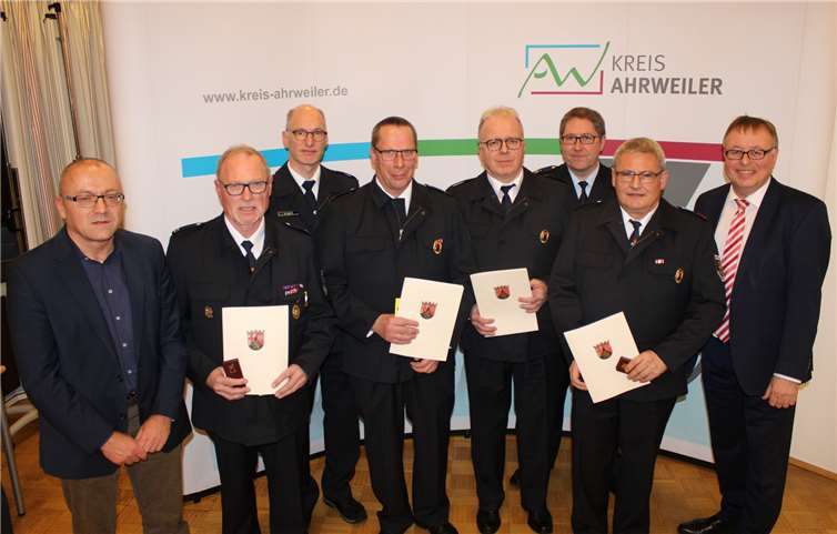 Günter Liersch, Martin Raths, Ludwig Rieck und Walter Röhn wurden mit dem Goldenen Feuerwehrehrenzeichen gewürdigt.