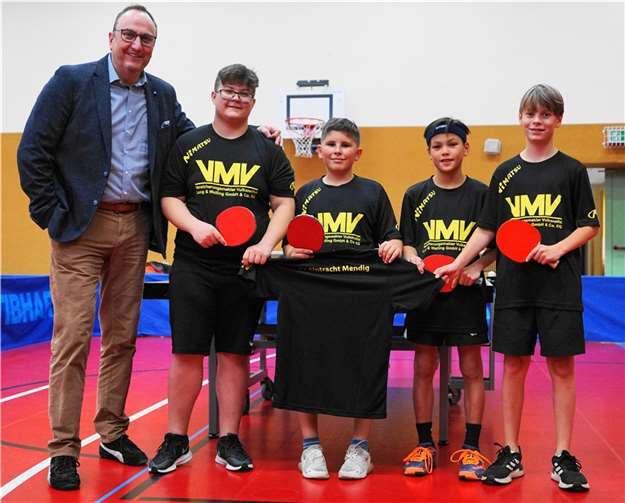 Günter Lung von der VMV Lung&Welling übergibt neue Trikots an das später siegreiche Team. Foto: Michael Schreiber