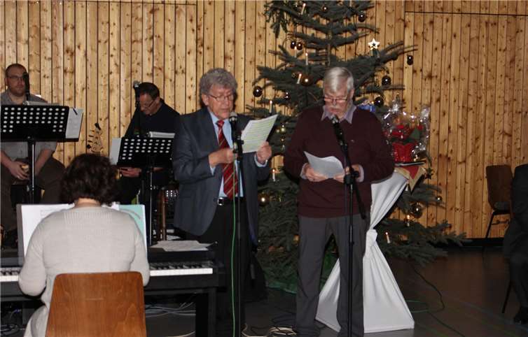 Günter Monien und Peter Hoppe im Duett, begleitet von Andrea Ernst am Klavier.