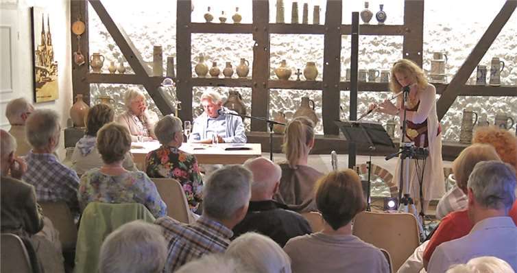 Günter Perkams las gemeinsam mit Ilse Fuß aus seinen Büchern. Die Lesung wurde musikalisch von Cordelia Loosen-Sarr begleitet. Gemeinde Wachtberg