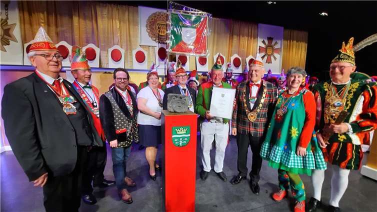 Günter Pinetzki (4.v.r.) nach der Verleihung des Kreiswackes 2024 mit den Honorationen.  Fotos: BS