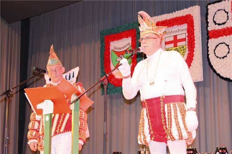 Günter Pinetzki (l.) und Alois Oster begrüßten die Narren mit einem geteilten Prinzenkostüm.
