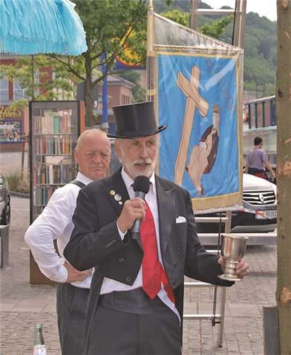 Günter Reingans nach seinem Kirmesbaumspruch hatte noch einen Trinkspruch auf Lager.