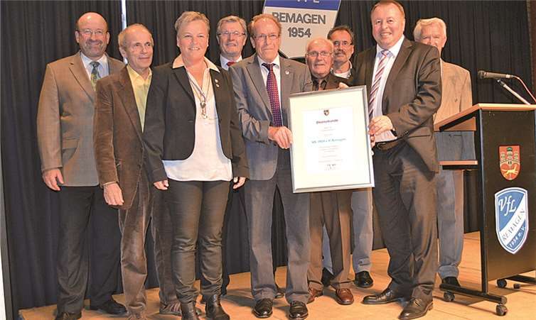 Günter Rettinghaus nimmt die Ehrenurkunde von Landrat Dr. Pföhler entgegen. -AB-