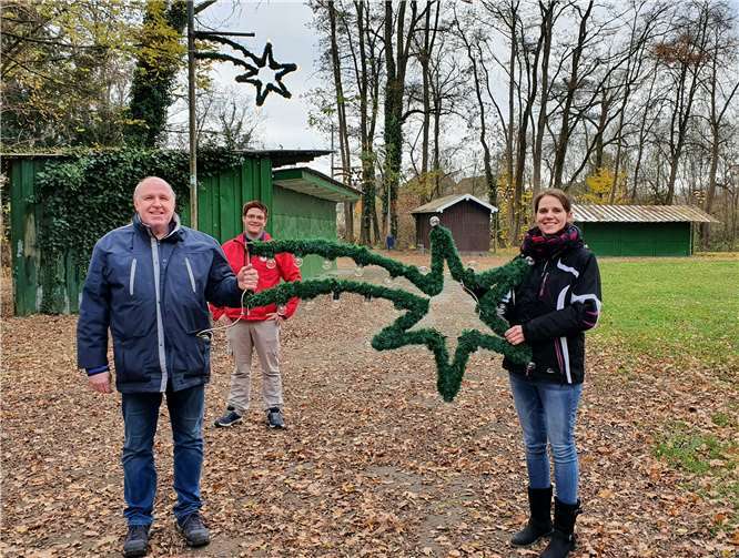 Günter Rönz (Mitglied Inselfreunde) und Sascha Wendland (Vorsitzender Inselfreunde) übergeben symbolisch einen Stern an Sandra Kirch (2. Vorsitzende Inselgemeinschaft).Foto: privat
