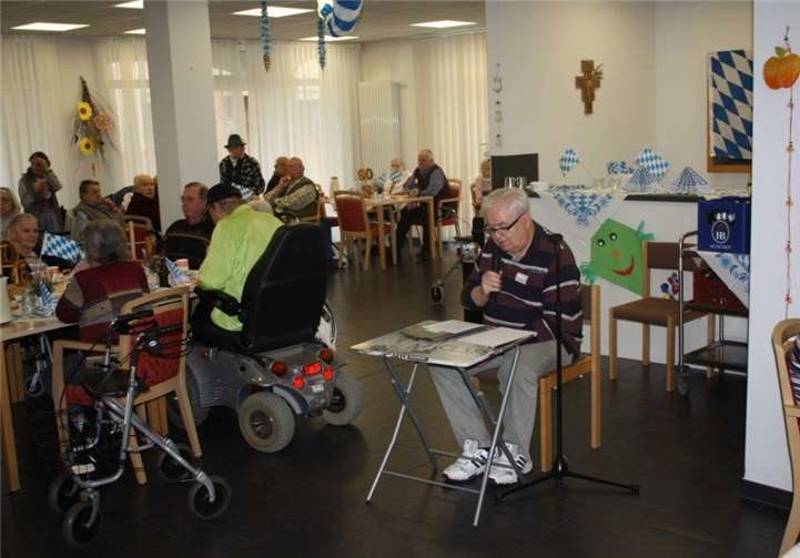 Günter Stallknecht unterhielt die Besucher des Oktoberfest mit herbstlichen Beiträgen. Privat