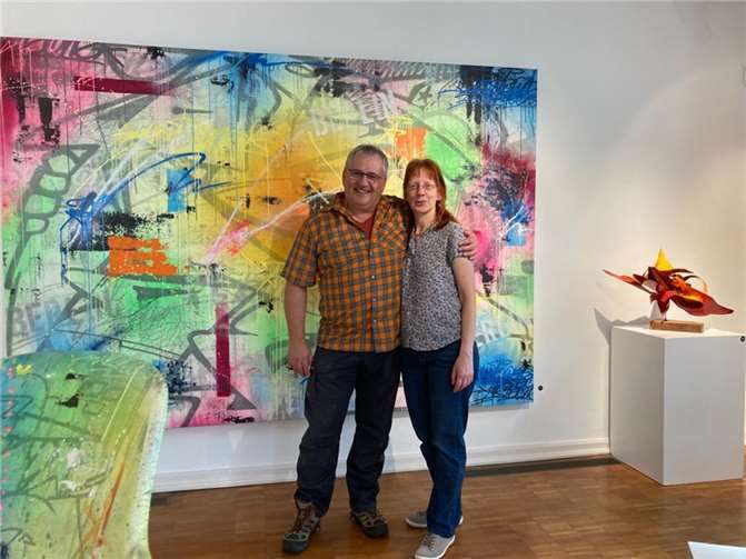 Günter Stamm und Alexandra Franzen beim Besuch der STADTGALERIE Mennonitenkirche. Sie sind die 1000. Ausstellungsbesucher von „VANDALS – Töchter & Söhne der Street Art“. Foto: Benita Roos / Stadt Neuwied