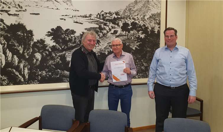 Günter Uhlmann (li.) und Ortsbürgermeister Dr. Frank Gondert (re.) gratulierten Gerhard Kleefeld (Mitte) zu seinem Jubiläum. Foto: privat