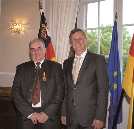 Günter Weis (l.) zeigte sich sehr berührt über diese hohe Auszeichnung des Landes Rheinland-Pfalz, die er aus den Händen von SGD Nord Präsident Dr. Ulrich Kleemann verliehen bekam. US