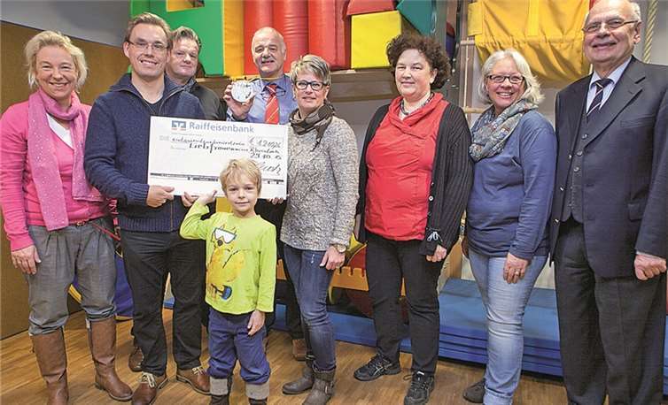 Günter und Georg Grohs und Tilly Wirz überreichten die Spende an den Vorstand des Fördervereins und an die Leitung des Kindergartens Liebfrauenwiese.JOST