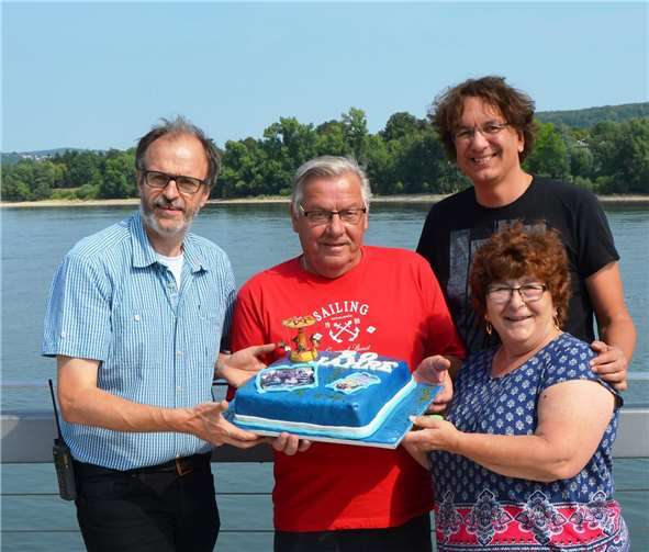 Günther Balas überreichte der Schaustellerfamilie eine Jubiläumstorte.Stadt Remagen