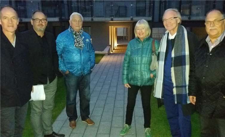 Günther Bomm, Karin Plank-Dietz, Herbert Speyerer und Karl-Otto Hahn wurden von Herrn Scheer und Herrn Steinhardt durch den Wohnkomplex geführt. privat