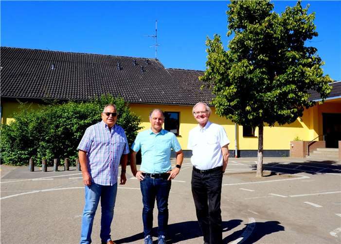 Günther Bomm (Vorsitzender FDP Stadtverband), Michael Wetzlar (Schulleiter Bodelschwingh-Schule) und Herbert Speyerer (Vorsitzender FDP Stadtratsfraktion) (v.l.). Foto: