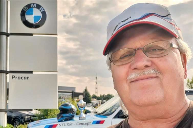 Günther Borzek bei seinem Sponsor BMW Procar Dormagen.  Fotos: Privatarchiv Borzek