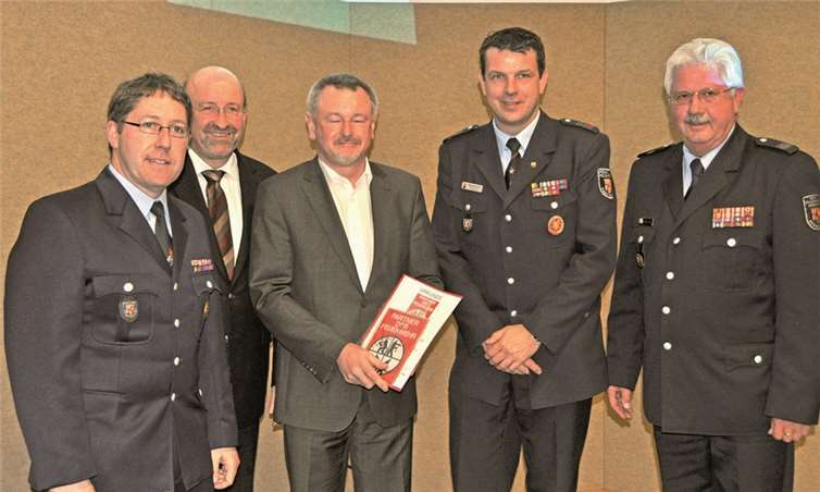 Günther Fischer, Geschäftsführer der Firma Integral Accumulator, nahm die Auszeichnung für die gute Zusammenarbeit mit der Feuerwehr entgegen.