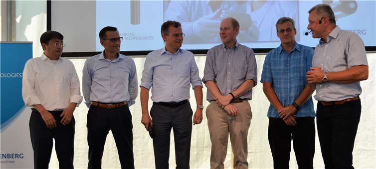 Günther Fischer im Gespräch mit den Leitern der ausländischen Standorte in China, Texas, South Caronlina und Tschechien. - AB -