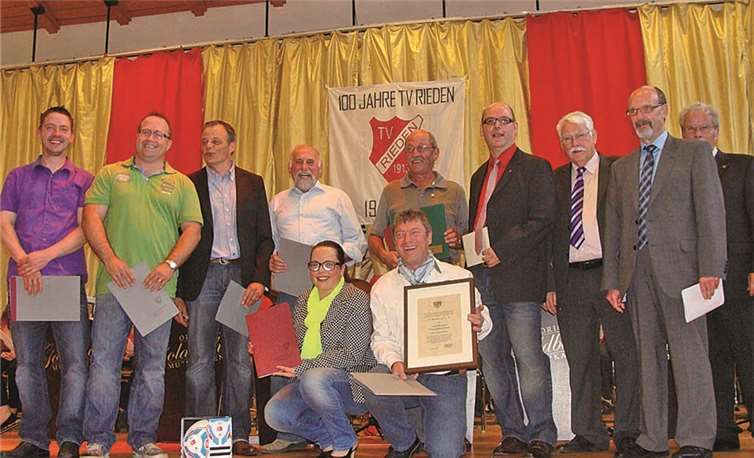 Günther Klein, Walter Merten und Walter Desch (v. re.) vom Fußballverband Rheinland und die Geehrten (v. li.): Marco Kowall, Jochen Marx, Thomas Racke, Fred Koose, Reiner Weiler, Andreas Doll. Vorne: Daniela Kranz und Peter Reuter.-HEB-