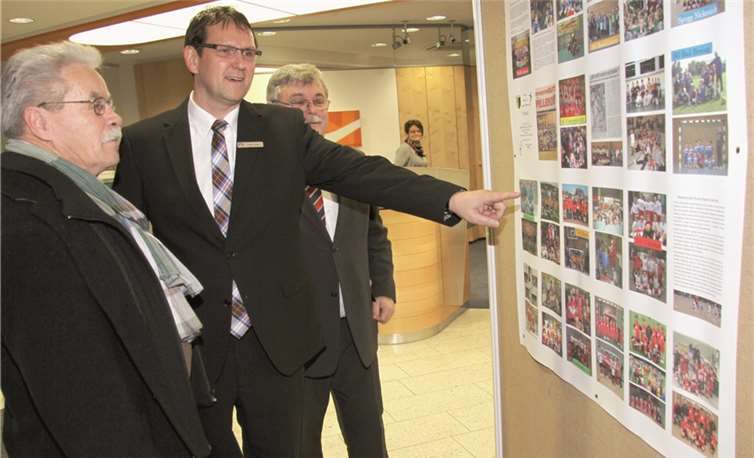 Günther Klein vom Fußballkreis Rhein/Ahr sowie Jürgen Lingen und Bernd Kill von der Volksbank machten sich ein Bild von 25 Jahren Bambini-Fußball in der Region.privat