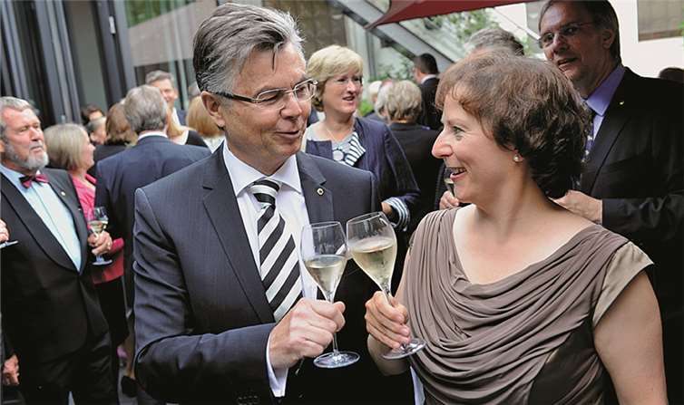 Günther Langen tritt das Amt als Präsident des Lions Club Bad Neuenahr an und löst damit Andrea Stenzel ab. FIX