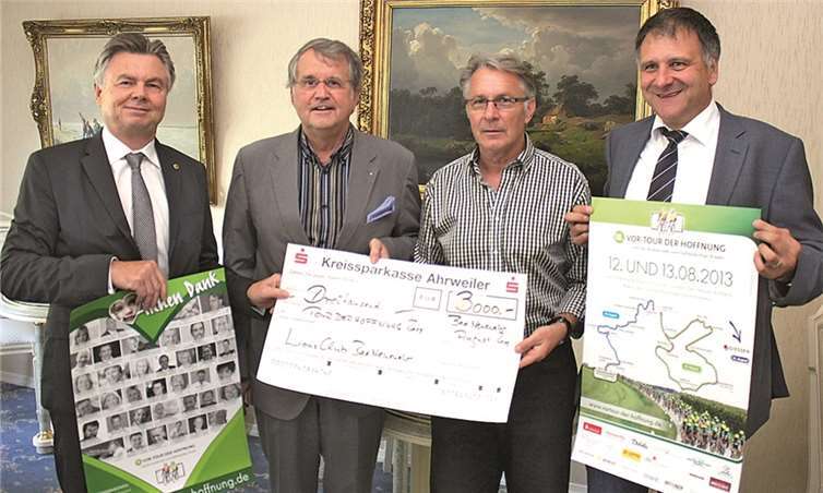 Günther Langen und Lothar Lindner vom Lions-Club Bad Neuenahr übergaben die Spende von 3.000 Euro an den Tour-der-Hoffnung-Mitorganisator Jürgen Grünwald, rechts daneben der ehemalige Schiedsrichter Edgar Steinborn.BÜN