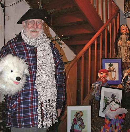 Günther Lawrenz mit Hund „Flocki“ und einigen seiner Puppen beim Bad Bodendorfer Kunst- und Weihnachtsmarkt 2012.Ginzler