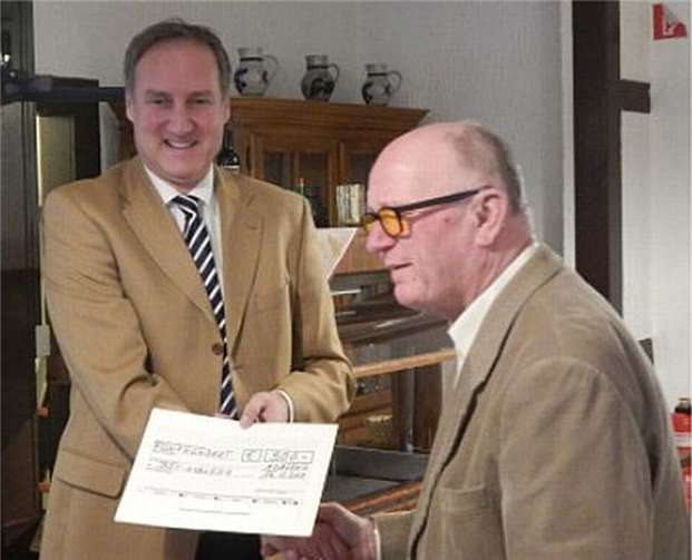 Günther Menne (l.) unterstützt die Arbeit des Vereins mit einer Spende, die er an Hans-Dieter Fuchs übergab.  privat