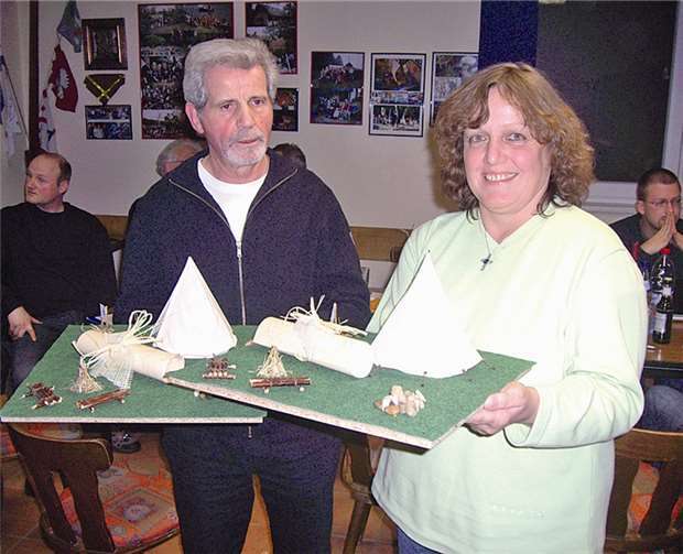 Günther Müller und Christina Tolksdorf erhielten vom Förderverein kleine “Pfadfinder-Erinnerungsstücke“. privat