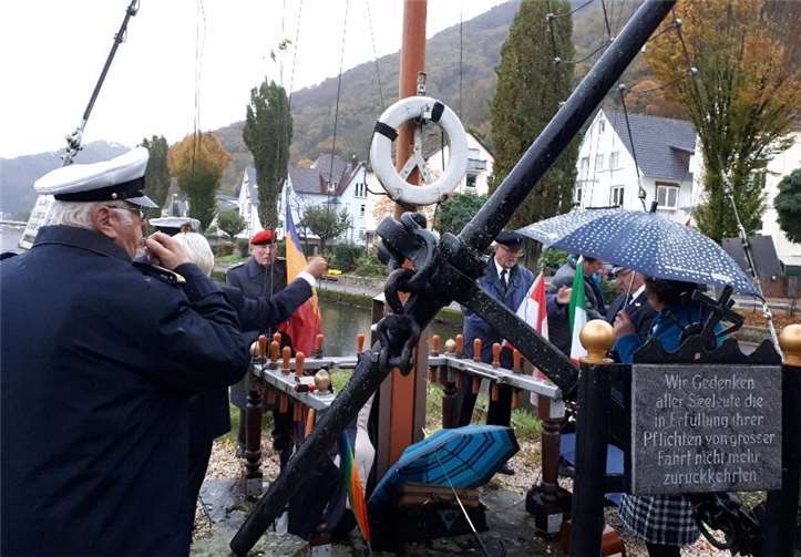 Günther Stanke (links) gibt das Kommando zum Abflaggen. Rechts im Vordergrund die Gedenktafel.Foto: privat