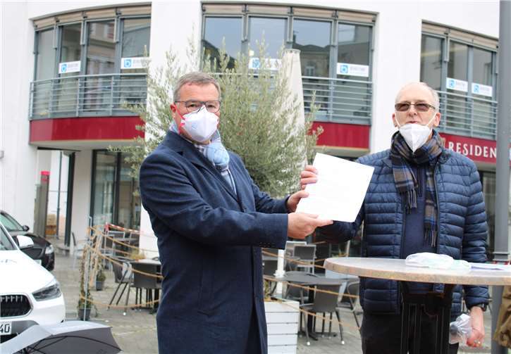 Günther Uhl überreichte den offiziellen Forderungskatalog der DEHOGA an MdL Horst Gies.