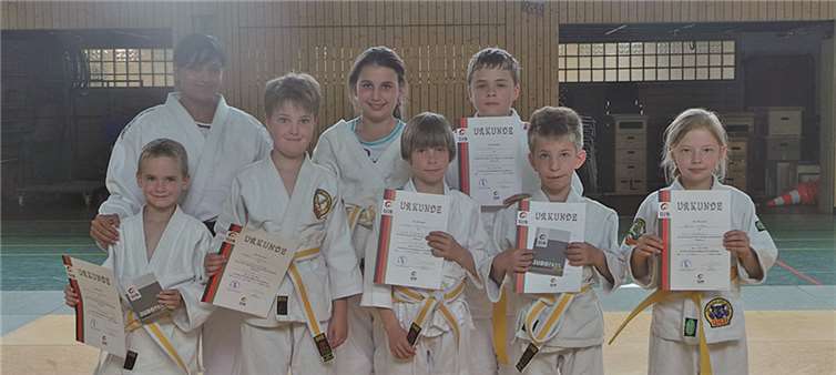 Gürtelprüfung sieben bis zwölf Jahre: Jason Daron Schlösser, Lukas Isnardy, Selma Arifovic, William Hanskönig, Dennis Fuchs, Florian Heinen, Viktoria Valeev.