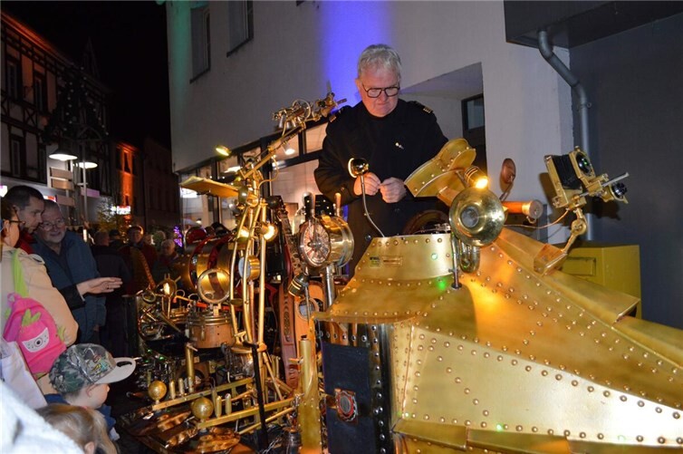 Güstaf und sein „Smoky 41“ verzauberte die Gäste mit Lichtspielen. Der niederländische Künstler Arthur van Poppel hat mit seiner Nautilus ein wahres technisches Meisterwerk geschaffen: Eine fahrbare One-Man-Band, angetrieben von Hebeln, Zahnrädern und mechanischen Verbindungen. 