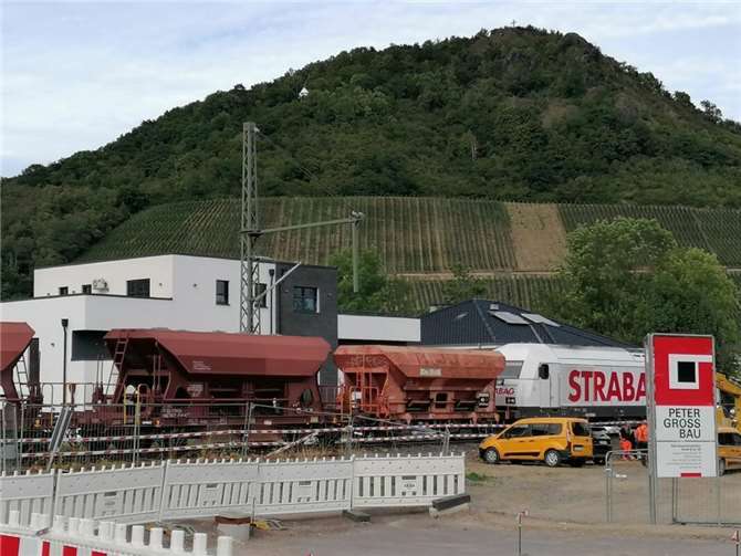 Güterzug beim Einsatz im Ahrtal.  Foto: SCHÜ