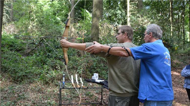 Guido Bartz zeigt, wie`s geht mit dem Bogenschießen.