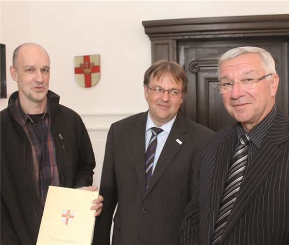Guido Bohn (links) ist von Oberbürgermeister Prof. Dr. Joachim Hofmann-Göttig (rechts) und Rotkreuz-Geschäftsführer Volker Grabe ausgezeichnet worden.privat