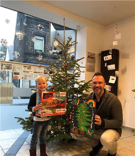 Guido Braun von BLICK aktuell konnte der kleinen Alina die Eisenbahn überreichen.