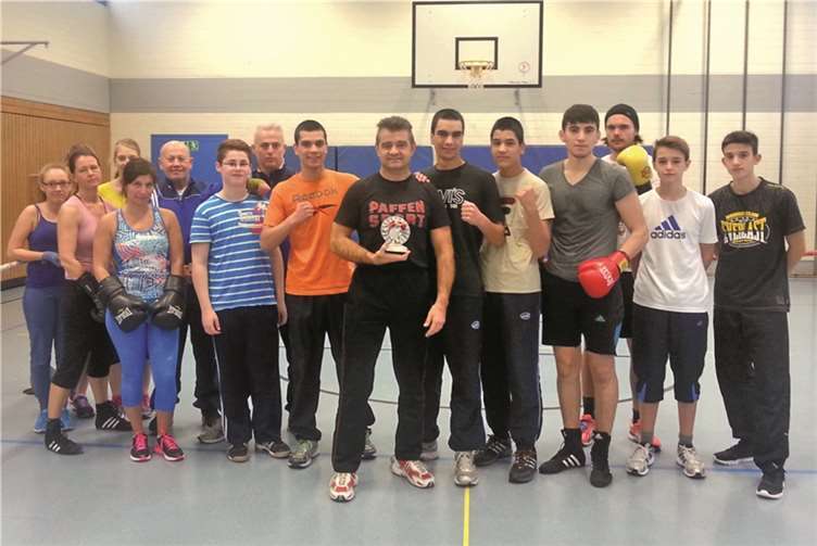 Guido Brunne (m.) freute sich über die Ehrung und versprach weiterhin zum Erfolg beizutragen.privat