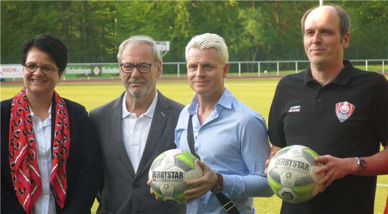 Guido Cantz (3. v.r.) und Herrmann Josef Ganser (2. v.r.) mit Frau Disteldorf vom Hospiz undPatrick Christ vom ESV Siershahn. Siee freuen sich auf ein Wiedersehen am 8. Mai. Fotos: -WR-