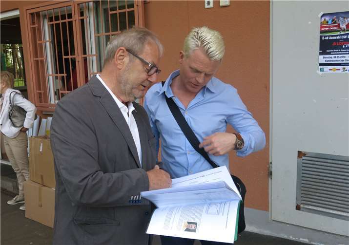 Guido Cantz und Hermann-Josef Ganserbesprechen die Details des Events in Siershahn.