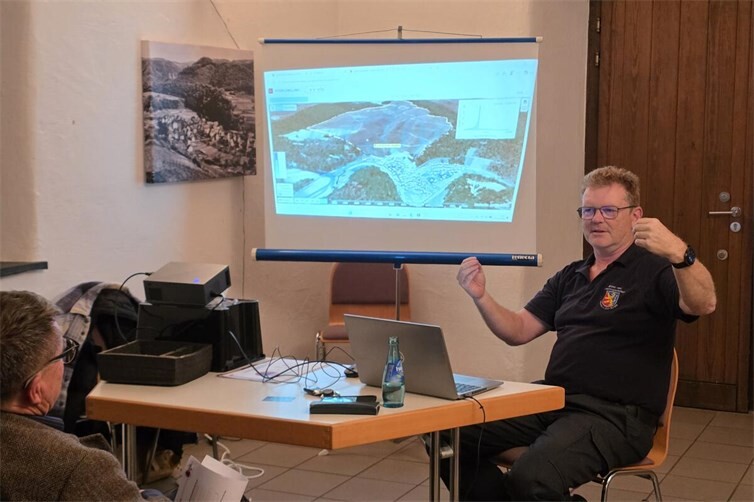 Guido Erler zeigt auf der Seite Hydrozwilling, wie sich bei einem Starkregen das Wasser in der Ortslage Weinähr verteilt.