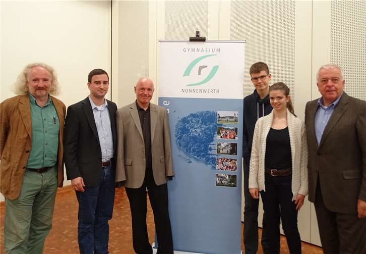 Guido Ernst (CDU), Marcel Hürter (SPD) und Wolfgang Schlagwein (BÜNDNIS 90/GRÜNE) sowie Ulrich van Bebber (Landtagskandidat der FDP) diskutierten mit Schülerinnen und Schülern des Gymnasiums Nonnenwerth am für Deutschland geschichtsträchtigen Tag 9. November. privat