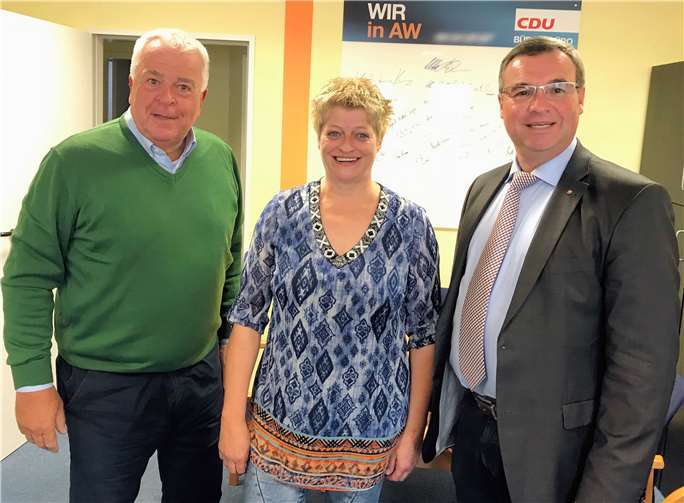 Guido Ernst MdL (Foto, l.), Elke Wolber und Horst Gies MdL beim Informationsaustausch über Fragen der Einbruchsvorsorge. privat